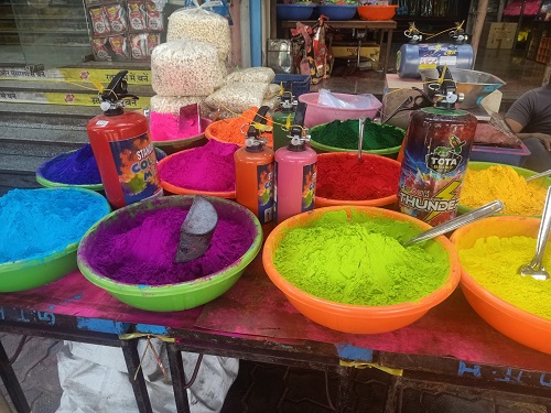जयपुर में होली का रंग चढ़ने लगा